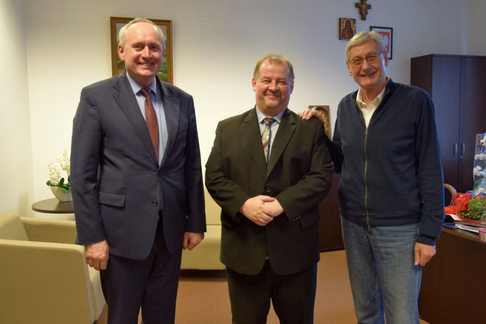 Na zdjęciu: od lewej: Dariusz Misztal - dyrektor Ośrodka Terenowego WORD w Piotrkowie Trybunalskim, Mariusz Węgrzynowski - Starosta Powiatu Tomaszowskiego, Maciej Wisławski - rzecznik prasowy WORD w Łodzi, podczas spotkania, które odbyło się w środę, 26 stycznia 2022 roku, w Starostwie Powiatowym w Tomaszowie Mazowieckim