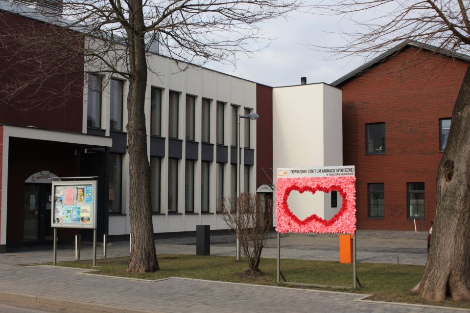Na zdjęciu: ramka walentynkowa w kształcie podwójnych serc przed budynkiem Powiatowego Centrum Animacji Społecznej w Tomaszowie  Mazowieckim