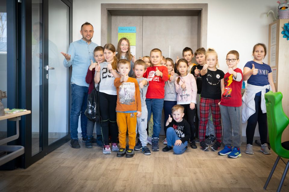 Na zdjęciu: uczestnicy zajęć feryjnych, które rozpoczęły się w poniedziałek, 14 lutego 2022 roku, zorganizowanych dla dzieci przez Powiatowe Centrum Animacji Społecznej w Tomaszowie Mazowieckim