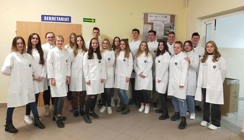 Na zdjęciu: uczestnicy z ZSP nr 8 w Tomaszowie Mazowieckim, III projektu „Ścigaj marzenia rozwoju zawodowego” realizowanego  ze środków Europejskiego Funduszu Społecznego, Programu Operacyjnego Wiedza Edukacja Rozwój w ramach projektu  "Międzynarodowa mobilność edukacyjna uczniów i absolwentów oraz kadry kształcenia zawodowego" , podczas przygotowań do wyjazdu do Hiszpanii