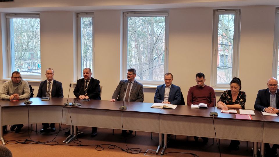 Na zdjęciu: uczestnicy spotkania, które odbyło się w Sali konferencyjnej Starostwa Powiatowego w  Tomaszowie Mazowieckim w środę, 9 marca 2022 roku, w sprawie koordynacji działań związanych z pomocą uchodźcom i ofiarom wojny w Ukrainie