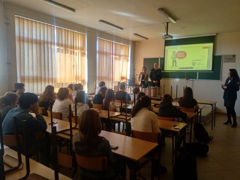 Zdjęcie ze spotkania uczniów Zespołu Szkół Ponadpodstawowych nr 8 w Tomaszowie Mazowieckim, z Marzeną Teperską i Rafałem Ginterem, funkcjonariuszami Urzędu Celno-Skarbowego w Piotrkowie Trybunalskiego, którego tematem były zagrożenia związane z uzależnieniem od hazardu i uczestnictwem w nielegalnych grach hazardowych
