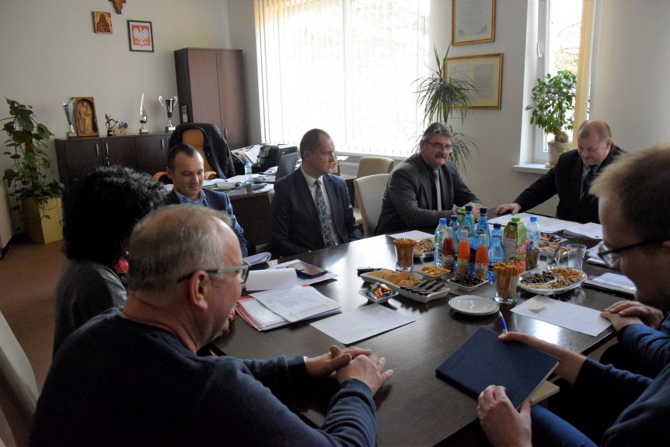 Na zdjęciu: uczestnicy spotkania roboczego w sprawie budowy nowoczesnego bloku operacyjnego w tomaszowskim szpitalu, które odbyło się 16 marca 2022 roku w Starostwie Powiatowym w Tomaszowie Mazowieckim