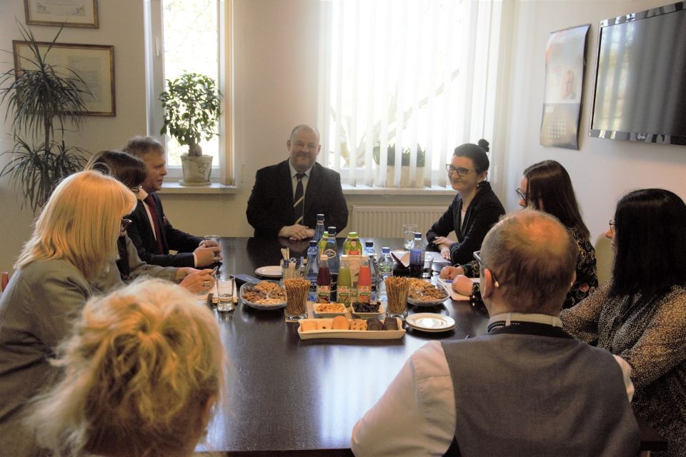 Na zdjęciu: uczestnicy spotkania roboczego w dyrektorami szkół ponadpodstawowych z powiatu tomaszowskiego, które odbyło się w Starostwie Powiatowym w Tomaszowie Mazowieckim, 28 marca 2022 roku Na zdjęciu: uczestnicy spotkania roboczego w dyrektorami szkół ponadpodstawowych z powiatu tomaszowskiego, które odbyło się w Starostwie Powiatowym w Tomaszowie Mazowieckim, 28 marca 2022 roku