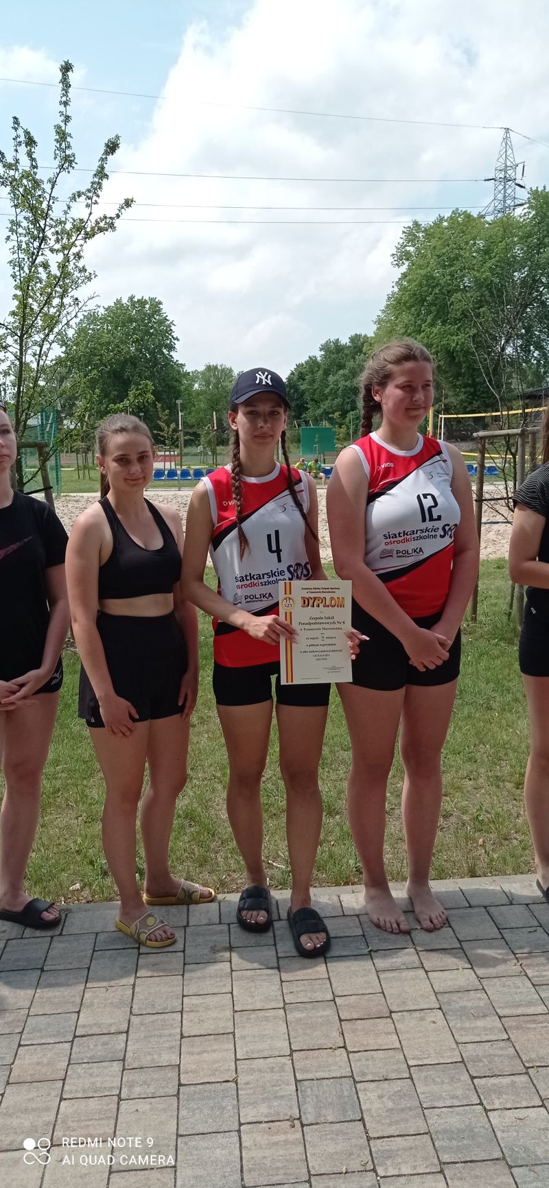 Na zdjęciu: Karolina Wójcik z klasy 2A, Wiktoria Bożyk – klasa 2A, Wiktoria Kaczmarek – klasa 3 TG z Zespołu Szkół Ponadpodstawowych nr 8 w Tomaszowie Mazowieckim, zdobywczynie drugiego miejsca w Półfinale Województwa Łódzkiego w Siatkówce Plażowej, który odbył się w czwartek, 9 czerwca 2022 Na zdjęciu: Karolina Wójcik z klasy 2A, Wiktoria Bożyk – klasa 2A, Wiktoria Kaczmarek – klasa 3 TG z Zespołu Szkół Ponadpodstawowych nr 8 w Tomaszowie Mazowieckim, zdobywczynie drugiego miejsca w Półfinale Województwa Łódzkiego w Siatkówce Plażowej, który odbył się w czwartek, 9 czerwca 2022