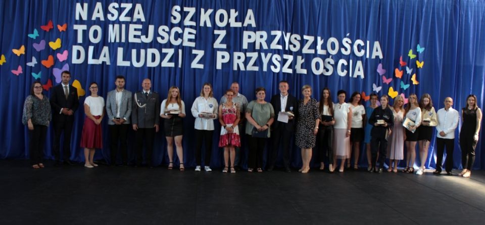 Na zdjęciu: uczniowie ZSP nr 8 w Tomaszowie Mazowieckim ze średnią ocen powyżej 4,75 i powyżej