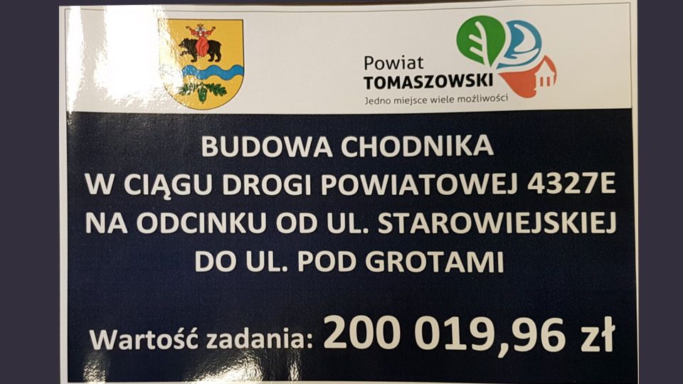 Na zdjęciu: baner zadania pod nazwą: Budowa chodnika w ciągu drogi powiatowej 4327E na odcinku od ul. Starowiejskiej do ul. Pod Grotami. Wartość zadania: 200 019,96 zł Na zdjęciu: baner zadania pod nazwą: Budowa chodnika w ciągu drogi powiatowej 4327E na odcinku od ul. Starowiejskiej do ul. Pod Grotami. Wartość zadania: 200 019,96 zł