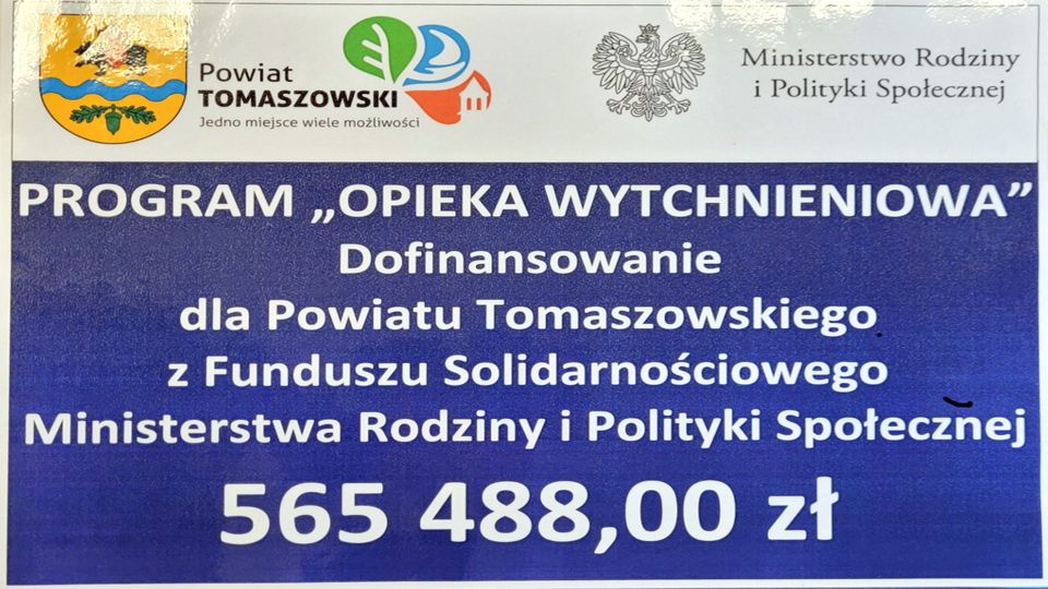 Na zdjęciu: baner dotyczący pozyskanych pieniędzy przez Powiat Tomaszowski na program „Opieka wytchnieniowa”, w kwocie 565 488 zł