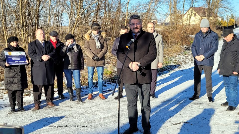 Na zdjęciu: uczestnicy uroczystego oddania do użytku wyremontowanej drogi w miejscowości Bartoszówka, która odbyła się we wtorek, 21 grudnia 2021 roku