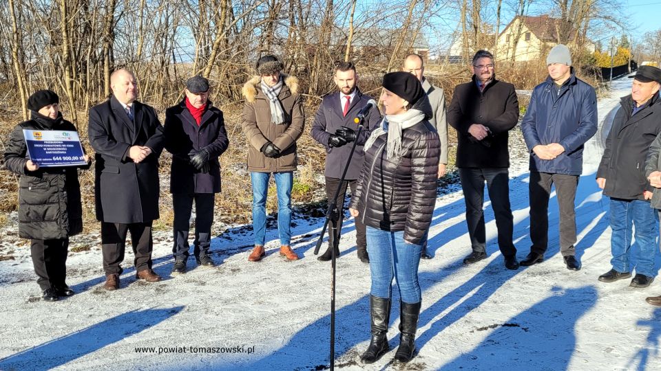 Na zdjęciu: uczestnicy uroczystego oddania do użytku wyremontowanej drogi w miejscowości Bartoszówka, która odbyła się we wtorek, 21 grudnia 2021 roku
