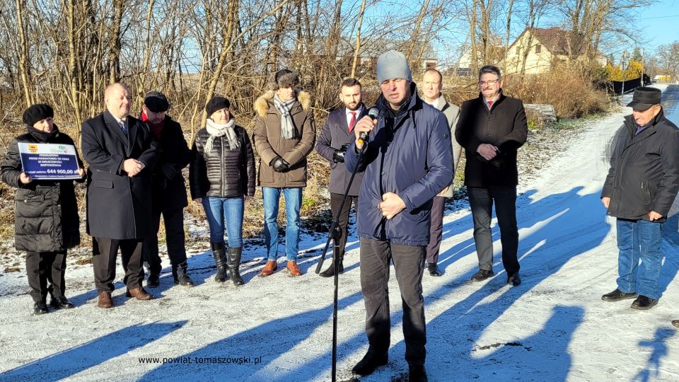 Na zdjęciu: uczestnicy uroczystego oddania do użytku wyremontowanej drogi w miejscowości Bartoszówka, która odbyła się we wtorek, 21 grudnia 2021 roku