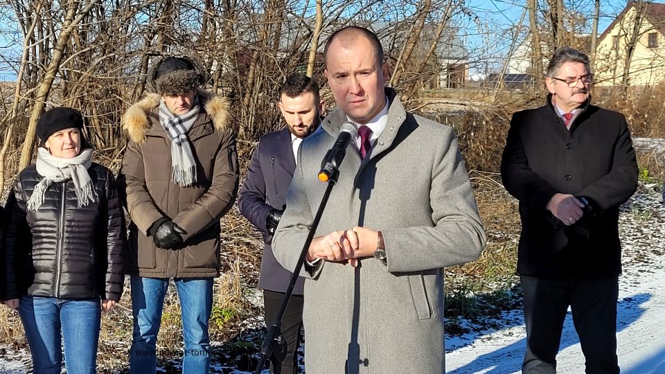 Na zdjęciu: uczestnicy uroczystego oddania do użytku wyremontowanej drogi w miejscowości Bartoszówka, która odbyła się we wtorek, 21 grudnia 2021 roku