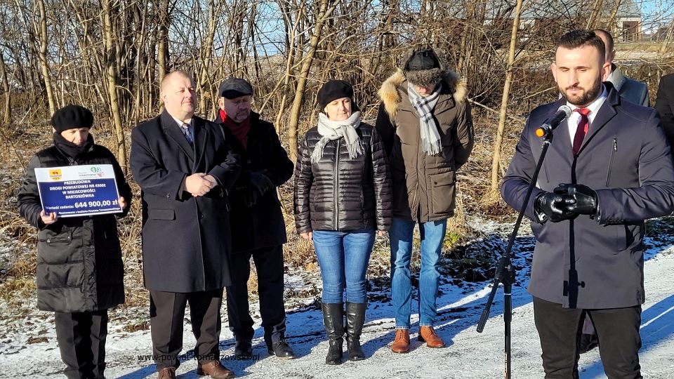 Na zdjęciu: uczestnicy uroczystego oddania do użytku wyremontowanej drogi w miejscowości Bartoszówka, która odbyła się we wtorek, 21 grudnia 2021 roku