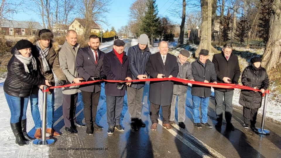 Na zdjęciu: uczestnicy uroczystego oddania do użytku wyremontowanej drogi w miejscowości Bartoszówka, która odbyła się we wtorek, 21 grudnia 2021 roku