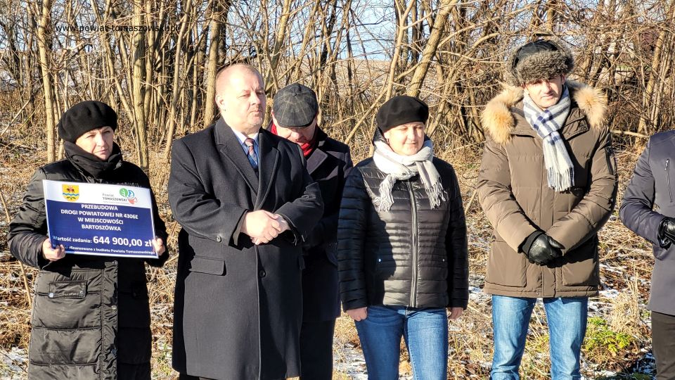 Na zdjęciu: uczestnicy uroczystego oddania do użytku wyremontowanej drogi w miejscowości Bartoszówka, która odbyła się we wtorek, 21 grudnia 2021 roku