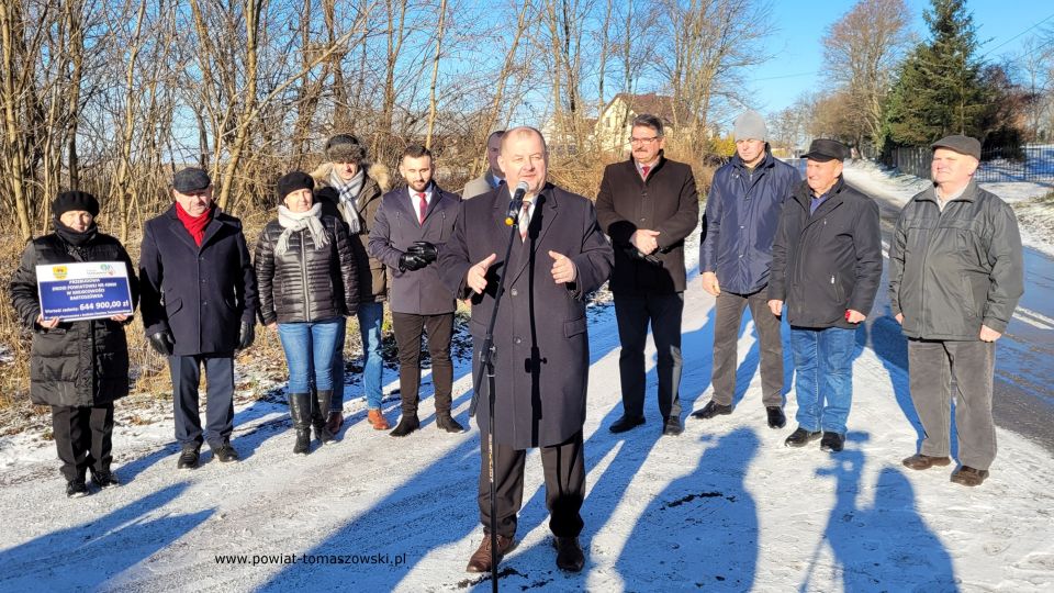 Na zdjęciu: uczestnicy uroczystego oddania do użytku wyremontowanej drogi w miejscowości Bartoszówka, która odbyła się we wtorek, 21 grudnia 2021 roku