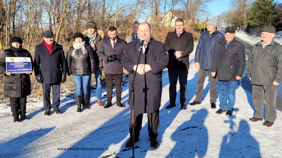 Na zdjęciu: uczestnicy uroczystego oddania do użytku wyremontowanej drogi w miejscowości Bartoszówka, która odbyła się we wtorek, 21 grudnia 2021 roku