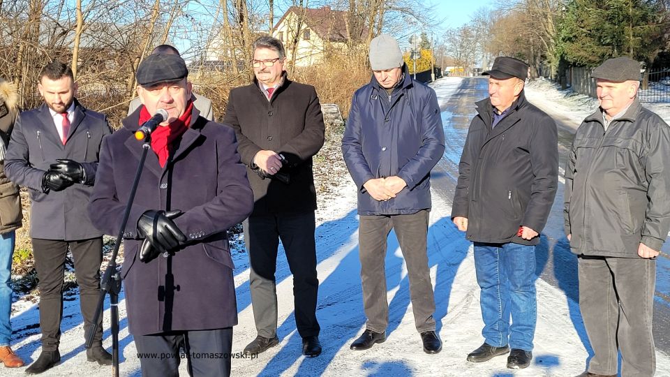 Na zdjęciu: uczestnicy uroczystego oddania do użytku wyremontowanej drogi w miejscowości Bartoszówka, która odbyła się we wtorek, 21 grudnia 2021 roku