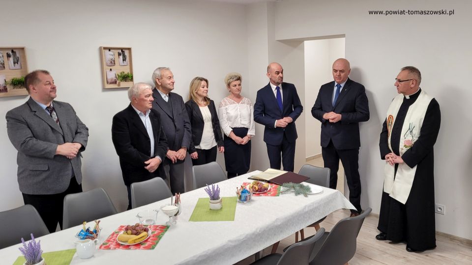 Na zdjęciu:  zdjęcie z uroczystego otwarcia Klubu „Senior+” w Będkowie, które odbyło się w poniedziałek, 15 listopada 2021 roku, w Będkowie