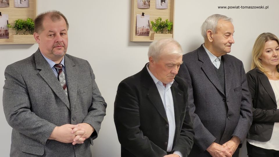 Na zdjęciu:  zdjęcie z uroczystego otwarcia Klubu „Senior+” w Będkowie, które odbyło się w poniedziałek, 15 listopada 2021 roku, w Będkowie