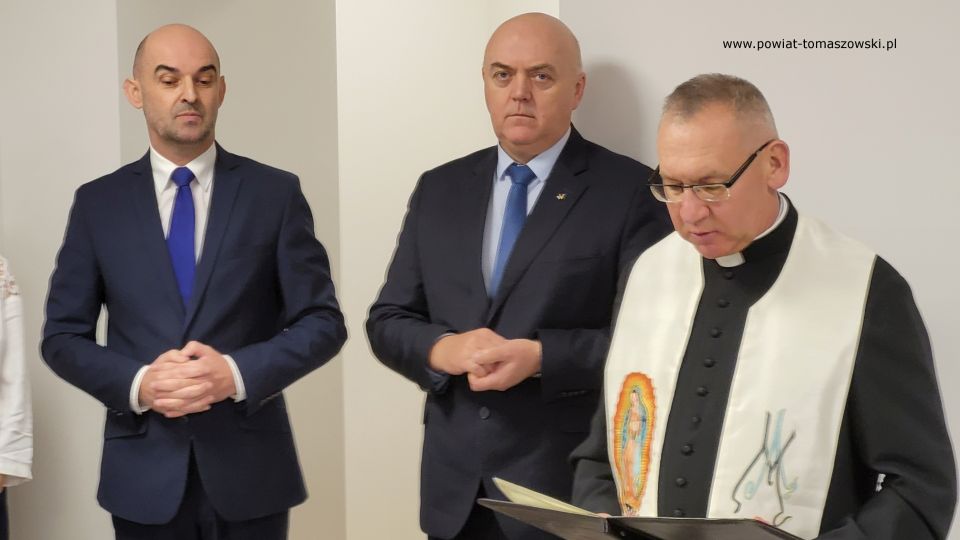 Na zdjęciu:  zdjęcie z uroczystego otwarcia Klubu „Senior+” w Będkowie, które odbyło się w poniedziałek, 15 listopada 2021 roku, w Będkowie