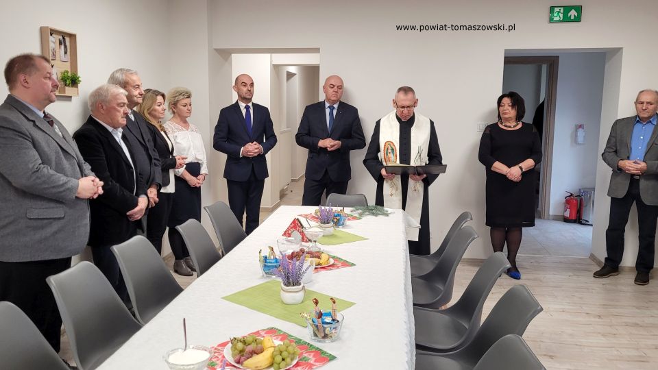 Na zdjęciu:  zdjęcie z uroczystego otwarcia Klubu „Senior+” w Będkowie, które odbyło się w poniedziałek, 15 listopada 2021 roku, w Będkowie