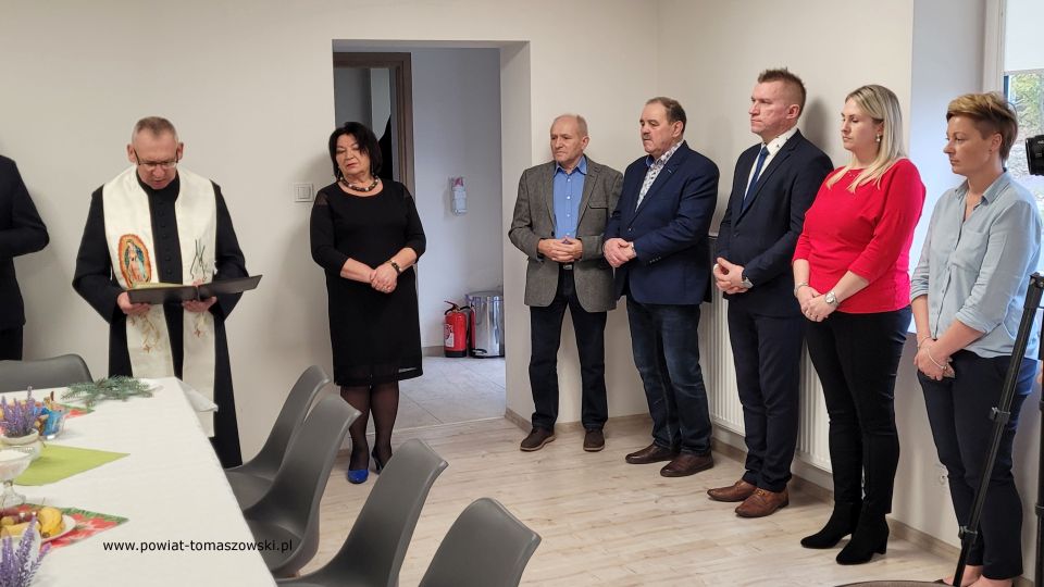 Na zdjęciu:  zdjęcie z uroczystego otwarcia Klubu „Senior+” w Będkowie, które odbyło się w poniedziałek, 15 listopada 2021 roku, w Będkowie