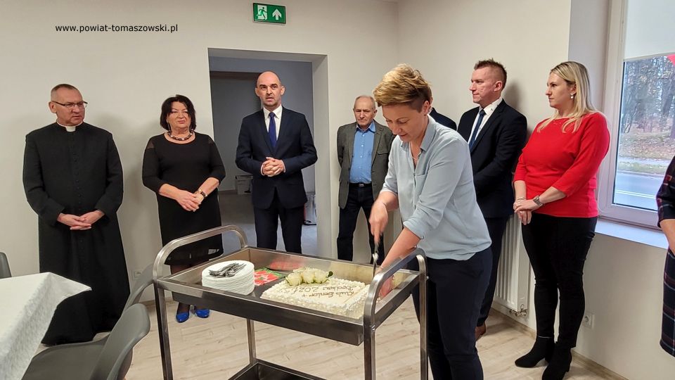 Na zdjęciu:  zdjęcie z uroczystego otwarcia Klubu „Senior+” w Będkowie, które odbyło się w poniedziałek, 15 listopada 2021 roku, w Będkowie