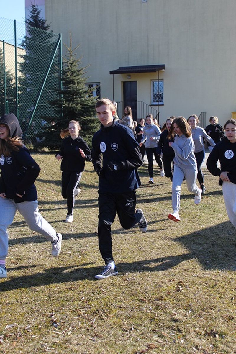 Zdjęcie z X edycji Biegu Pamięci Żołnierzy Wyklętych w ZSP nr 8 w Tomaszowie Mazowieckim, który odbył się 1 marca 2022 roku 