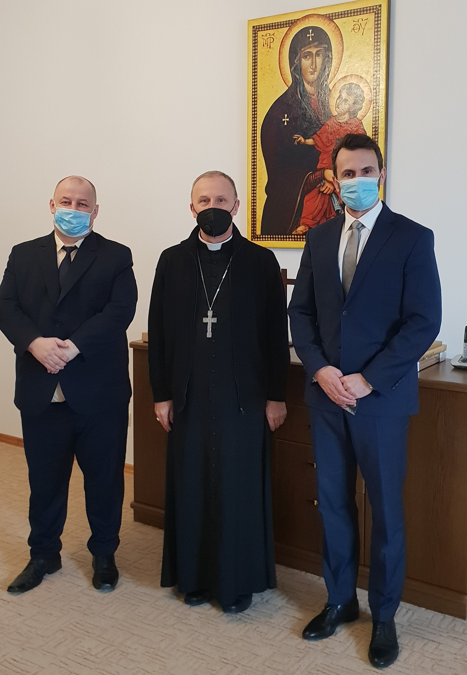 Na zdjęciu: od lewej: Mariusz Węgrzynowski – Starosta Powiatu Tomaszowskiego, Marek Solarczyk – Biskup Diecezji Radomskiej, Marek Kubiak – członek Zarządu Powiatu Tomaszowskiego, podczas wizyty, w trakcie której przedstawiciele władz samorządowych powiatu złożyły najserdeczniejsze gratulacje z okazji nominacji na Biskupa Diecezji Radomskiej