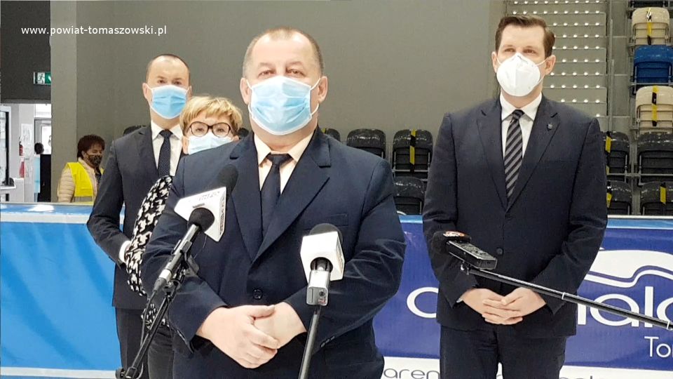 Na zdjęciu: od lewej: Michał Czechowicz – członek Zarządu Powiatu Tomaszowskiego, Aneta Zapart – dyrektor do spraw medycznych Narodowego Funduszu Zdrowia oddziału łódzkiego, Mariusz Węgrzynowski – Starosta Powiatu Tomaszowskiego, Tobiasz Bocheński - Wojewoda Łódzki, podczas uroczystego otwarcia powszechnego punktu szczepień w Arenie Lodowej, jednego z czterech w województwie łódzkim