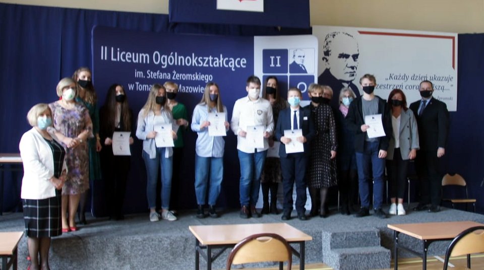 Na zdjęciu: laureaci I Powiatowego Konkurs Matematyczny „Arbuz do kwadratu” w II LO