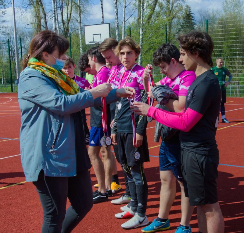 Na zdjęciu: Dorota Ignasiak – dyrektor Powiatowego Centrum Animacji Społecznej w Tomaszowie Mazowieckim wręcza uczestnikom zajęć sportowych organizowanych w PCAS-ie, medale 