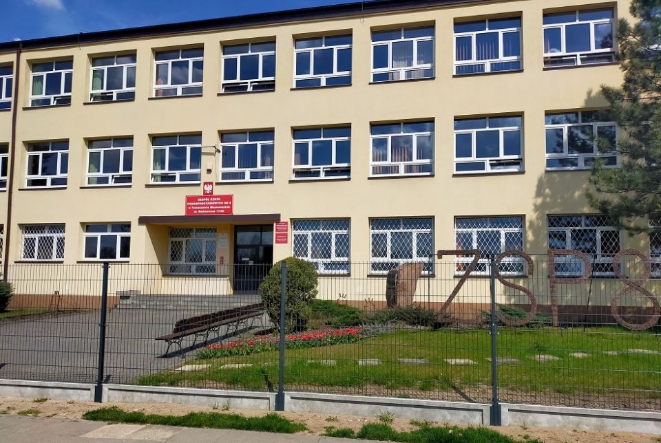 Na zdjęciu: budynek Zespołu Szkół Ponadpodstawowych nr 8 w Tomaszowie Mazowieckim przy ulicy Nadrzecznej