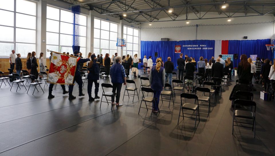 Na zdjęciu: zakończenie roku szkolnego dla uczniów klas trzecich III Liceum Ogólnokształcącego w Tomaszowie Mazowieckim i klas czwartych Technikum przy ZSP nr 8 w Tomaszowie Mazowieckim, przy ulicy Nadrzecznej