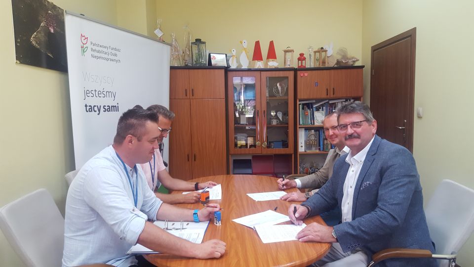 Na zdjęciu: podpisanie umowy w siedzibie Oddziału Łódzkiego Państwowego Funduszu Rehabilitacji Osób Niepełnosprawnych, dotyczącej uczestnictwa jednostki samorządu terytorialnego w realizacji „Programu wyrównywania różnic między regionami III”. Projekt pn. „Zmniejszenie barier transportowych w Gminie Inowłódz poprzez zakup samochodu przystosowanego do przewozu osób niepełnosprawnych”