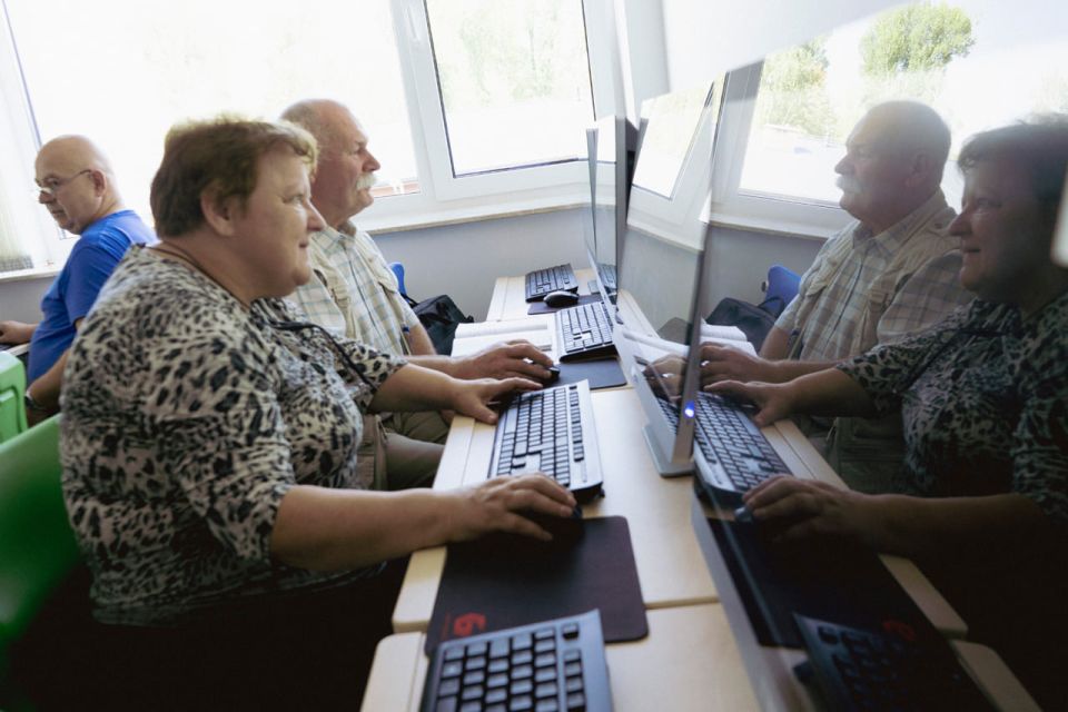 Na zdjęciu: zdjęcie z zajęć informatycznych, które odbywają się w Powiatowym Centrum Animacji Społecznej w Tomaszowie Mazowieckim w każdą środę o godzinie 10.00