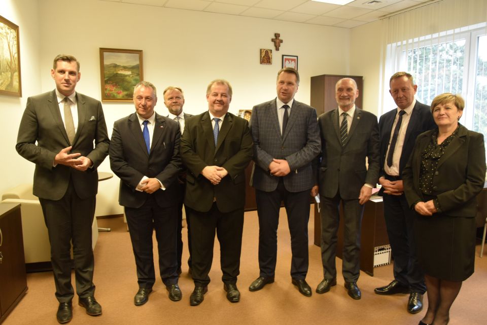 Na zdjęciu: od lewej: Tobiasz Bocheński – Wojewoda Łódzki, Waldemar Flajszer – Łódzki Kurator Oświaty, Tomasz Trzaskacz – dyrektor Delegatury Kuratorium Oświaty w Łodzi, w Piotrkowie Trybunalskim Mariusz Węgrzynowski – Starosta Powiatu Tomaszowskiego, Przemysław Czarnek – Minister Edukacji i Nauki, Antoni Macierewicz – Marszałek Senior IX kadencji Sejmu RP, Robert Telus – Poseł na Sejm RP, Elżbieta Łojszczyk – członek Zarządu Powiatu Tomaszowskiego
