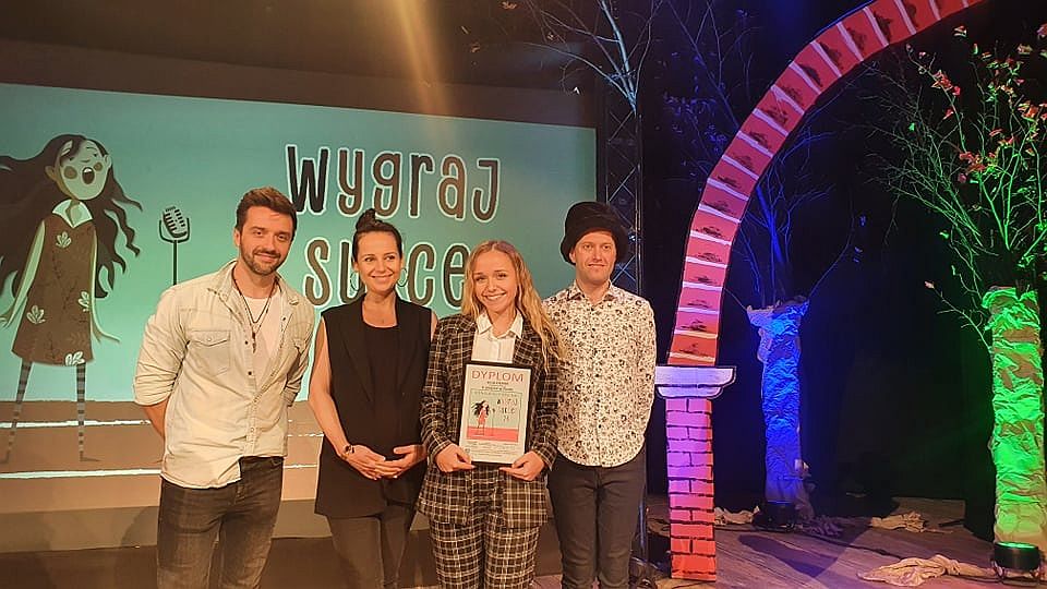 Na zdjęciu: zdjęcie z Ogólnopolskiego Konkursu „Wygraj Sukces”, organizowanego przez Tarnobrzeski Dom Kultury. W konkursie II nagrodę wywalczyła Julia Stępień – uczestniczka zajęć wokalnych w PCAS-ie pod kierunkiem Katarzyny Rychlik