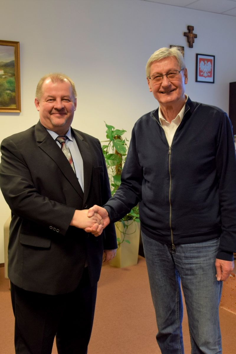 Na zdjęciu: Na zdjęciu: od lewej: Mariusz Węgrzynowski - Starosta Powiatu Tomaszowskiego, Dariusz Misztal - dyrektor Ośrodka Terenowego WORD w Piotrkowie Trybunalskim, podczas spotkania, które odbyło się w środę, 26 stycznia 2022 roku, w Starostwie Powiatowym w Tomaszowie Mazowieckim