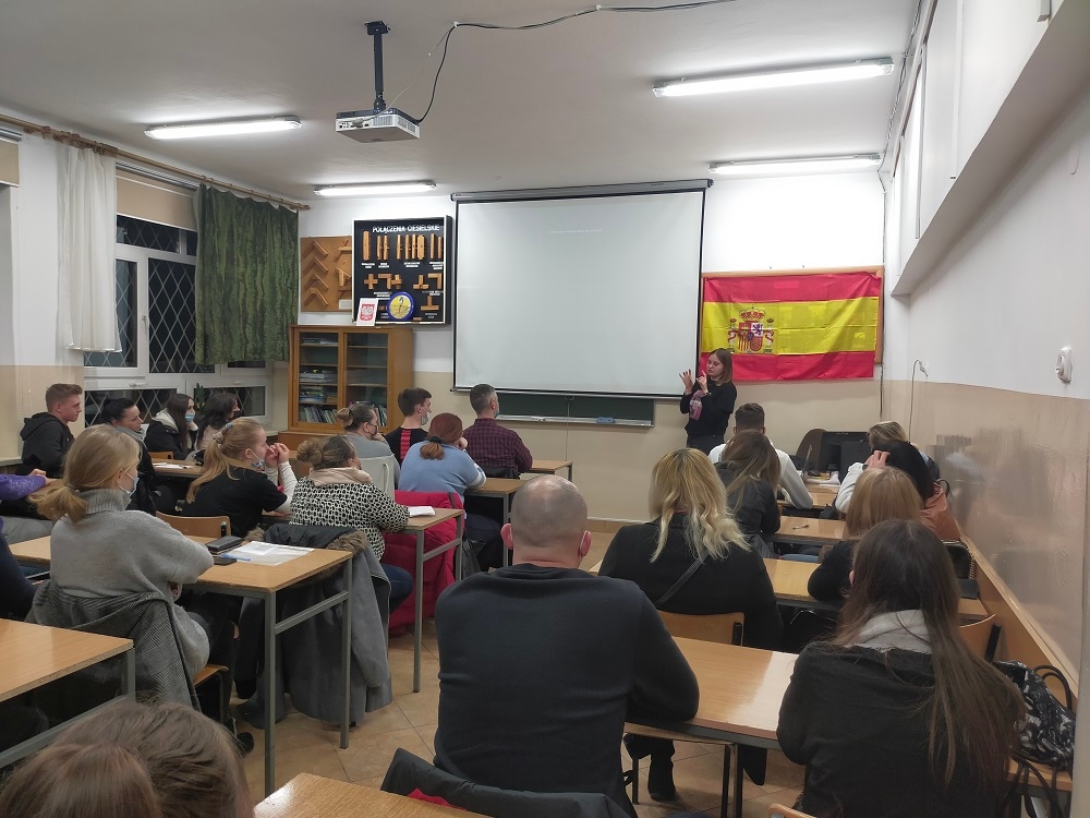 Na zdjęciu: uczestnicy z ZSP nr 8 w Tomaszowie Mazowieckim, III projektu „Ścigaj marzenia rozwoju zawodowego” realizowanego  ze środków Europejskiego Funduszu Społecznego, Programu Operacyjnego Wiedza Edukacja Rozwój w ramach projektu  "Międzynarodowa mobilność edukacyjna uczniów i absolwentów oraz kadry kształcenia zawodowego" , podczas przygotowań do wyjazdu do Hiszpanii
