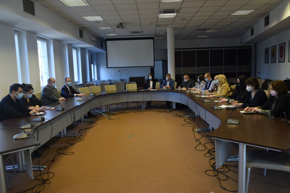 Na zdjęciu: uczestnicy spotkania, które odbyło się w sali konferencyjnej w Starostwie Powiatowym w Tomaszowie Mazowieckim we wtorek, 1 marca 2022 roku, dotyczyło organizacji wsparcia rzeczowego dla uchodźców z Ukrainy