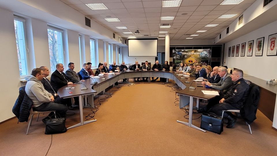 Na zdjęciu: uczestnicy spotkania, które odbyło się w Sali konferencyjnej Starostwa Powiatowego w  Tomaszowie Mazowieckim w środę, 9 marca 2022 roku, w sprawie koordynacji działań związanych z pomocą uchodźcom i ofiarom wojny w Ukrainie