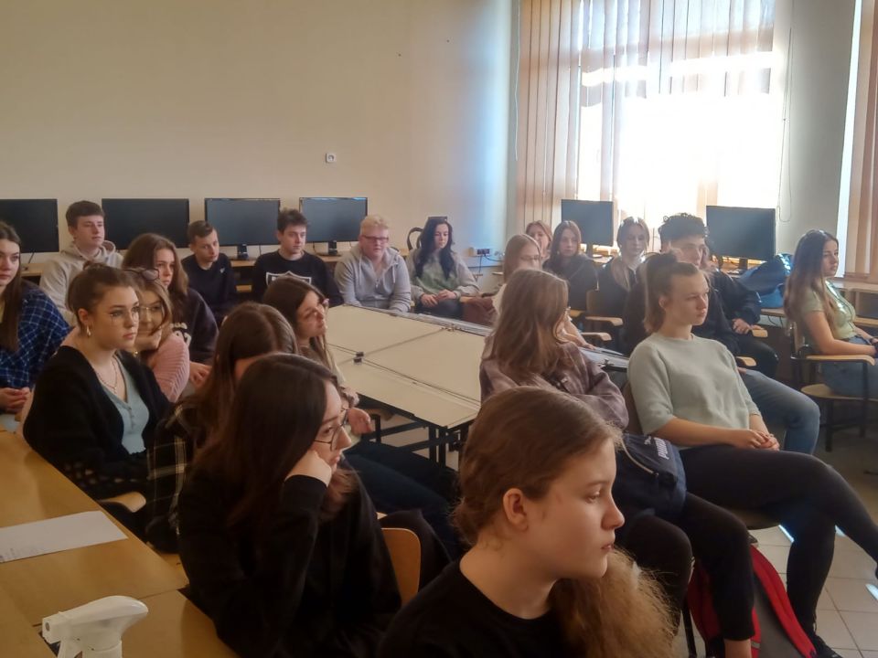 Zdjęcie ze spotkania uczniów Zespołu Szkół Ponadpodstawowych nr 8 w Tomaszowie Mazowieckim, z Marzeną Teperską i Rafałem Ginterem, funkcjonariuszami Urzędu Celno-Skarbowego w Piotrkowie Trybunalskiego, którego tematem były zagrożenia związane z uzależnieniem od hazardu i uczestnictwem w nielegalnych grach hazardowych