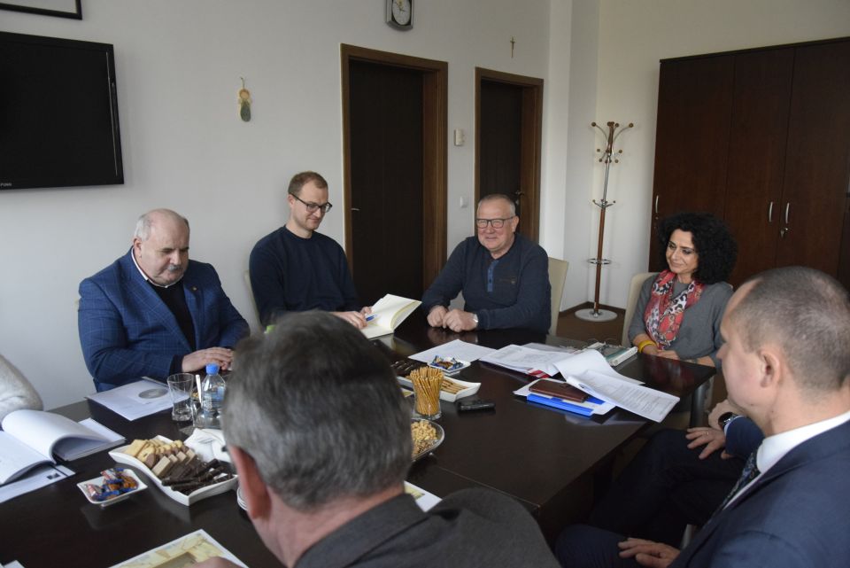 Na zdjęciu: uczestnicy spotkania roboczego w sprawie budowy nowoczesnego bloku operacyjnego w tomaszowskim szpitalu, które odbyło się 16 marca 2022 roku w Starostwie Powiatowym w Tomaszowie Mazowieckim