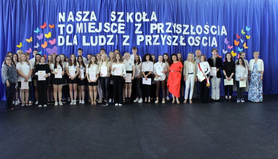 Na zdjęciu: uczniowie ZSP nr 8 w Tomaszowie Mazowieckim ze średnią ocen powyżej 4,0 i powyżej