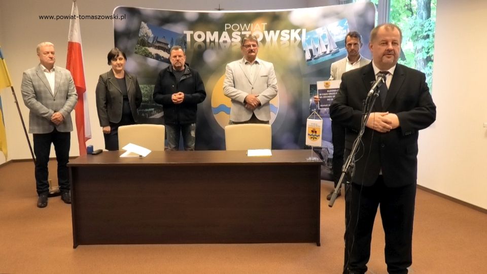 Na zdjęciu: od prawej: Mariusz Węgrzynowski – Starosta Powiatu Tomaszowskiego, Marek Kubiak – członek Zarządu Powiatu Tomaszowskiego, Leszek Ogórek – Wicestarosta Powiatu Tomaszowskiego, Grzegorz Więckowski – współwłaściciel Firmy „Dromed” Rospędek, Więckowski, Elżbieta Rudzka – dyrektor Zarządu Dróg Powiatowych, Tomasz Zdonek – radny Rady Powiatu Tomaszowskiego, podczas podpisania umowy na realizację zadania pod nazwą: Budowa chodnika w ciągu drogi powiatowej 4327E na odcinku od ul. Starowiejskiej do ul. Pod Grotami Na zdjęciu: od prawej: Mariusz Węgrzynowski – Starosta Powiatu Tomaszowskiego, Marek Kubiak – członek Zarządu Powiatu Tomaszowskiego, Leszek Ogórek – Wicestarosta Powiatu Tomaszowskiego, Grzegorz Więckowski – współwłaściciel Firmy „Dromed” Rospędek, Więckowski, Elżbieta Rudzka – dyrektor Zarządu Dróg Powiatowych, Tomasz Zdonek – radny Rady Powiatu Tomaszowskiego, podczas podpisania umowy na realizację zadania pod nazwą: Budowa chodnika w ciągu drogi powiatowej 4327E na odcinku od ul. Starowiejskiej do ul. Pod Grotami