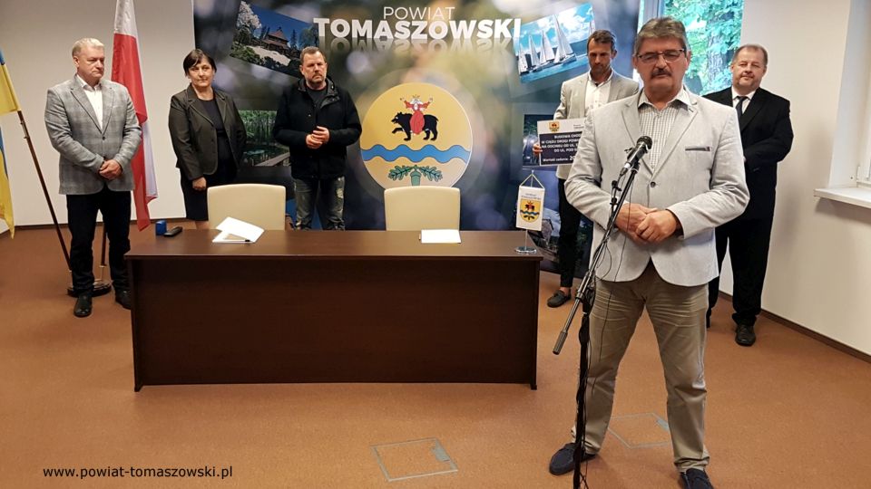 Na zdjęciu: od prawej: Mariusz Węgrzynowski – Starosta Powiatu Tomaszowskiego, Leszek Ogórek – Wicestarosta Powiatu Tomaszowskiego, Marek Kubiak – członek Zarządu Powiatu Tomaszowskiego, Grzegorz Więckowski – współwłaściciel Firmy „Dromed” Rospędek, Więckowski, Elżbieta Rudzka – dyrektor Zarządu Dróg Powiatowych, Tomasz Zdonek – radny Rady Powiatu Tomaszowskiego, podczas podpisania umowy na realizację zadania pod nazwą: Budowa chodnika w ciągu drogi powiatowej 4327E na odcinku od ul. Starowiejskiej do ul. Pod Grotami Na zdjęciu: od prawej: Mariusz Węgrzynowski – Starosta Powiatu Tomaszowskiego, Leszek Ogórek – Wicestarosta Powiatu Tomaszowskiego, Marek Kubiak – członek Zarządu Powiatu Tomaszowskiego, Grzegorz Więckowski – współwłaściciel Firmy „Dromed” Rospędek, Więckowski, Elżbieta Rudzka – dyrektor Zarządu Dróg Powiatowych, Tomasz Zdonek – radny Rady Powiatu Tomaszowskiego, podczas podpisania umowy na realizację zadania pod nazwą: Budowa chodnika w ciągu drogi powiatowej 4327E na odcinku od ul. Starowiejskiej do ul. Pod Grotami