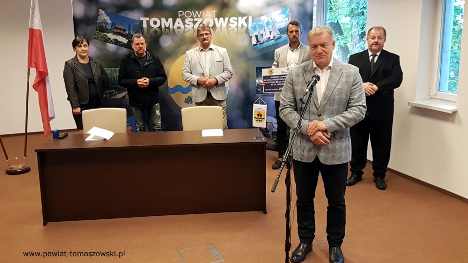 Na zdjęciu: od prawej: Mariusz Węgrzynowski – Starosta Powiatu Tomaszowskiego, Tomasz Zdonek – radny Rady Powiatu Tomaszowskiego, Marek Kubiak – członek Zarządu Powiatu Tomaszowskiego, Leszek Ogórek – Wicestarosta Powiatu Tomaszowskiego, Grzegorz Więckowski – współwłaściciel Firmy „Dromed” Rospędek, Więckowski, Elżbieta Rudzka – dyrektor Zarządu Dróg Powiatowych, podczas podpisania umowy na realizację zadania pod nazwą: Budowa chodnika w ciągu drogi powiatowej 4327E na odcinku od ul. Starowiejskiej do ul. Pod Grotami Na zdjęciu: od prawej: Mariusz Węgrzynowski – Starosta Powiatu Tomaszowskiego, Tomasz Zdonek – radny Rady Powiatu Tomaszowskiego, Marek Kubiak – członek Zarządu Powiatu Tomaszowskiego, Leszek Ogórek – Wicestarosta Powiatu Tomaszowskiego, Grzegorz Więckowski – współwłaściciel Firmy „Dromed” Rospędek, Więckowski, Elżbieta Rudzka – dyrektor Zarządu Dróg Powiatowych, podczas podpisania umowy na realizację zadania pod nazwą: Budowa chodnika w ciągu drogi powiatowej 4327E na odcinku od ul. Starowiejskiej do ul. Pod Grotami