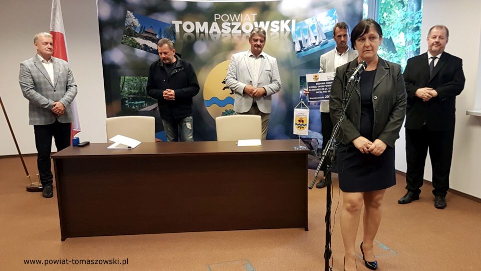 Na zdjęciu: od prawej: Mariusz Węgrzynowski – Starosta Powiatu Tomaszowskiego Elżbieta Rudzka – dyrektor Zarządu Dróg Powiatowych, Marek Kubiak – członek Zarządu Powiatu Tomaszowskiego, Leszek Ogórek – Wicestarosta Powiatu Tomaszowskiego, Grzegorz Więckowski – współwłaściciel Firmy „Dromed” Rospędek, Więckowski, Tomasz Zdonek – radny Rady Powiatu Tomaszowskiego, podczas podpisania umowy na realizację zadania pod nazwą: Budowa chodnika w ciągu drogi powiatowej 4327E na odcinku od ul. Starowiejskiej do ul. Pod Grotami Na zdjęciu: od prawej: Mariusz Węgrzynowski – Starosta Powiatu Tomaszowskiego Elżbieta Rudzka – dyrektor Zarządu Dróg Powiatowych, Marek Kubiak – członek Zarządu Powiatu Tomaszowskiego, Leszek Ogórek – Wicestarosta Powiatu Tomaszowskiego, Grzegorz Więckowski – współwłaściciel Firmy „Dromed” Rospędek, Więckowski, Tomasz Zdonek – radny Rady Powiatu Tomaszowskiego, podczas podpisania umowy na realizację zadania pod nazwą: Budowa chodnika w ciągu drogi powiatowej 4327E na odcinku od ul. Starowiejskiej do ul. Pod Grotami